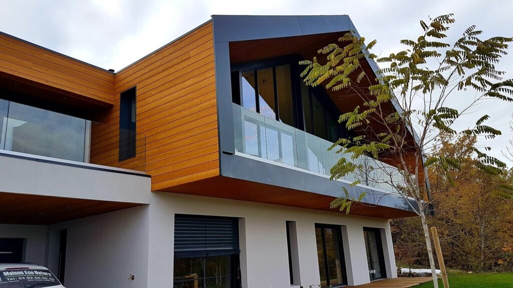 Garde-corps en verre SBalu – balcon d’une maison à bardage bois