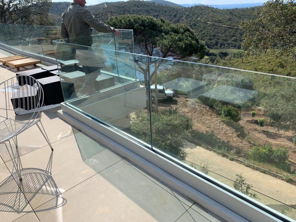 Garde-corps en verre SBalu – terrasse surplombant un terrain en pente