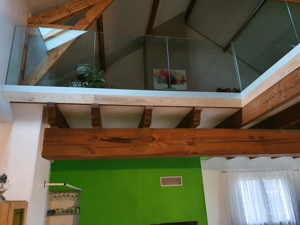 Garde-corps en verre SBalu – mezzanine en surplomb d’un séjour