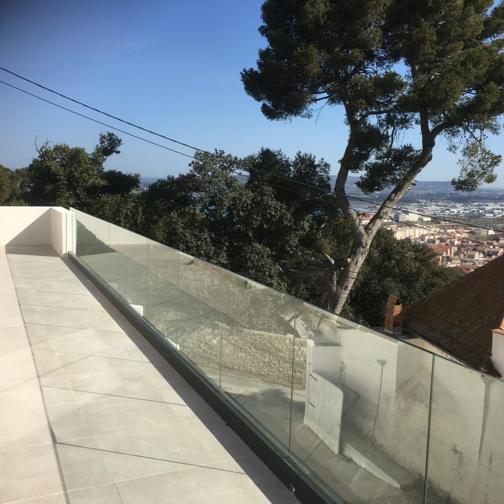 Garde-corps en verre SBalu – toit-terrasse avec vue sur la ville