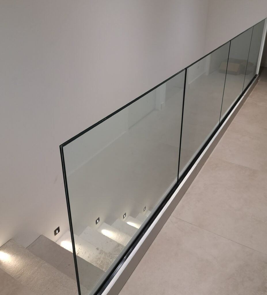 Garde-corps en verre SBalu – garde-corps en verre le long d’une trémie d’escalier