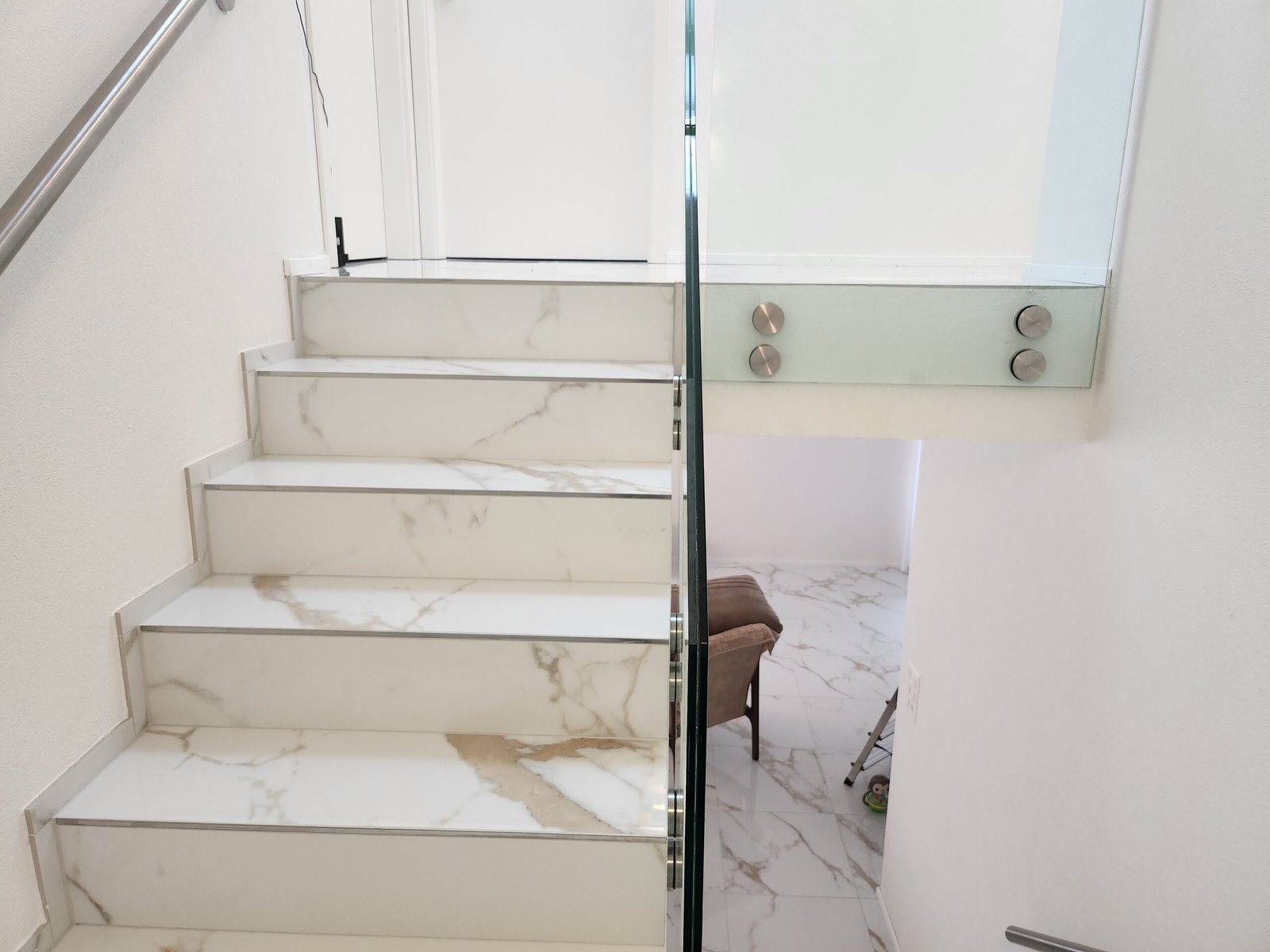 Garde-corps en verre sur mesure pour escalier intérieur en marbre, fixé par points