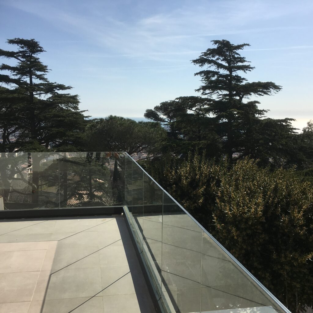 Garde-corps en verre SBalu – terrasse avec vue dégagée