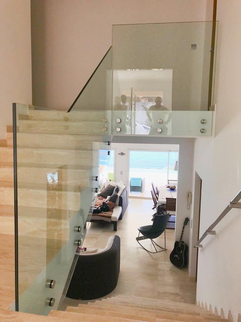 Garde-corps en verre SBalu fixé par points le long d’un escalier intérieur