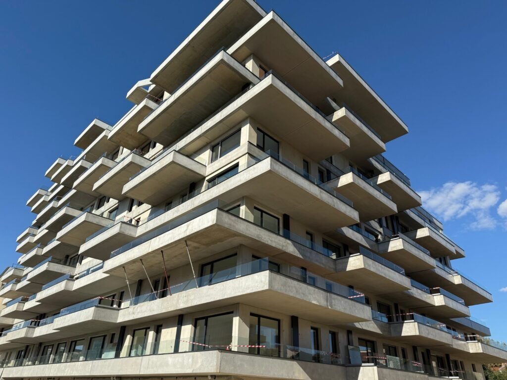 Garde-corps en verre SBalu sur les balcons d’une résidence collective