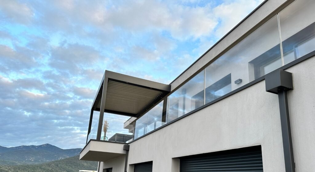 Garde-corps en verre SBalu sur la terrasse d’une villa avec vue sur la montagne