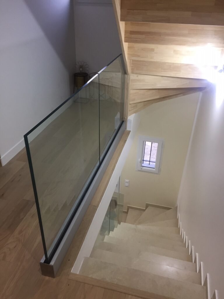 Garde-corps en verre SBalu – trémie d’escalier intérieure