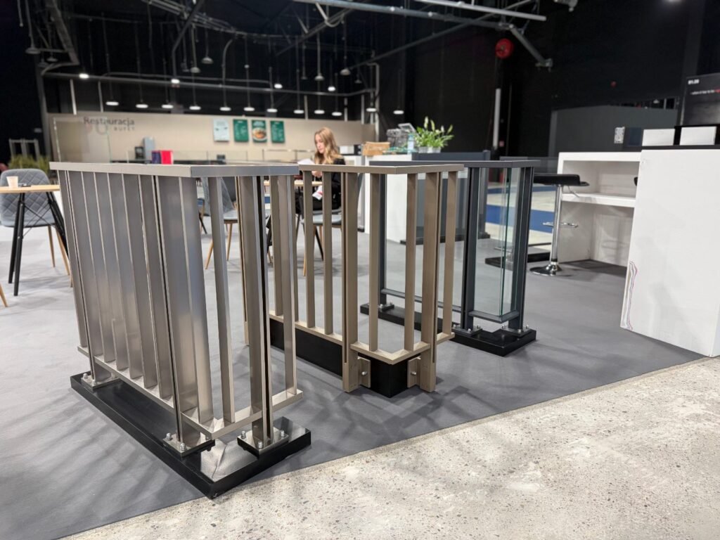 Garde-corps aluminium SARA barreaudés et vitrés présentés sur le stand SBalu