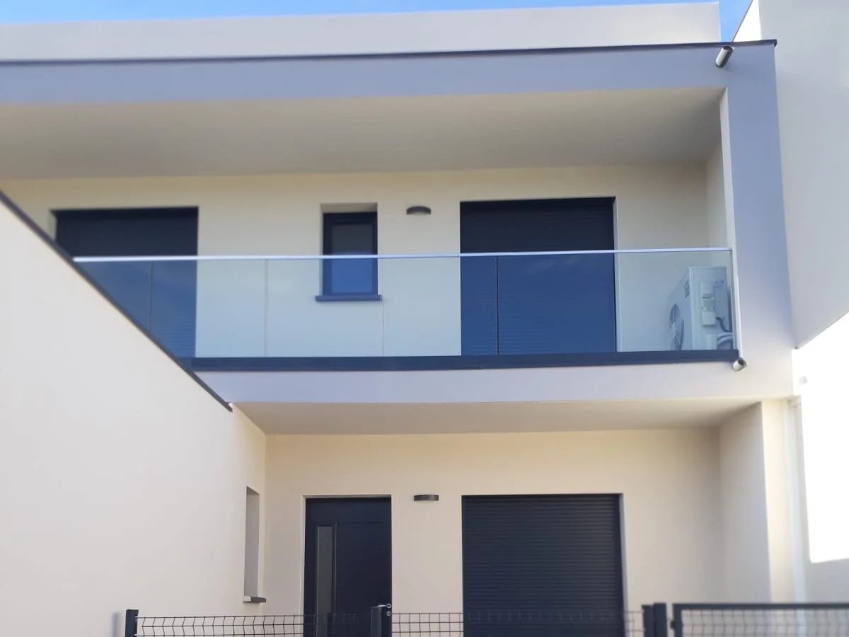 Garde-corps en verre SBalu sur un balcon en façade de maison moderne