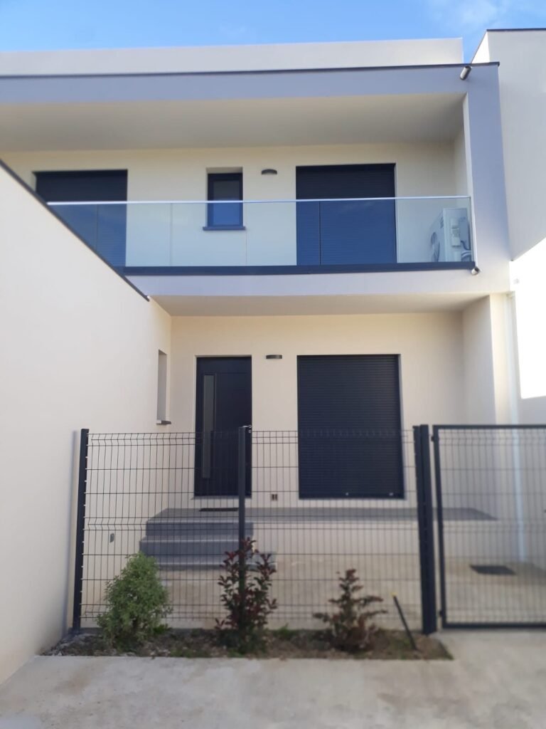 Garde-corps verre balcon sur une maison contemporaine