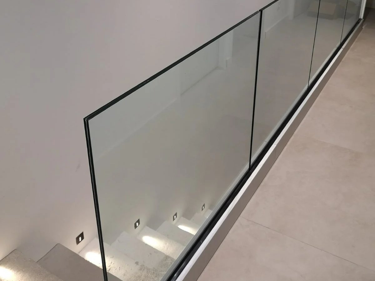 Garde-corps verre escalier : vitrage le long des marches éclairées d’un escalier intérieur