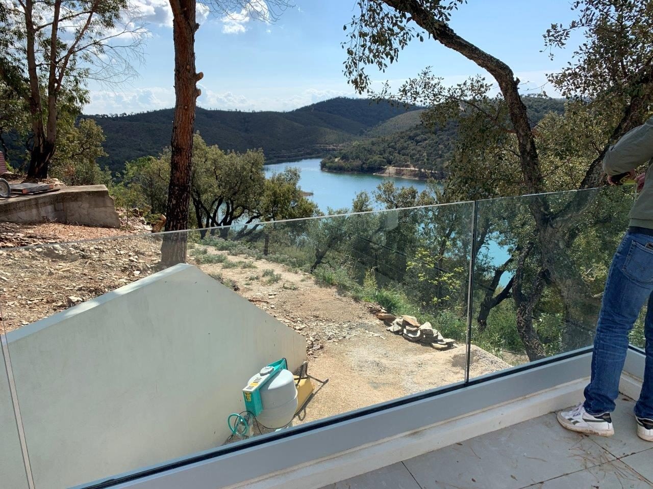 Garde-corps en verre sur une terrasse avec vue dégagée