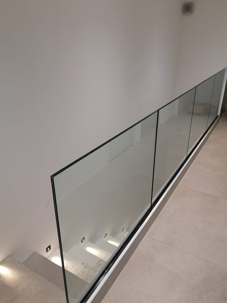 Garde-corps en verre feuilleté trempé autour de la trémie d’un escalier intérieur