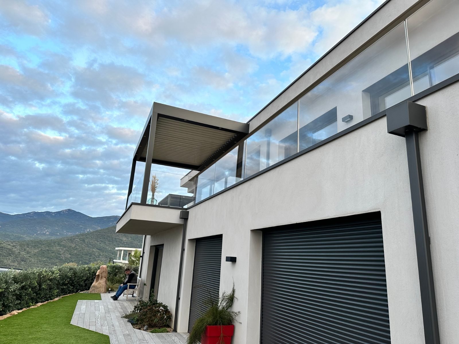 Garde-corps en verre SBalu sur le balcon et la terrasse d’une villa avec vue sur la montagne