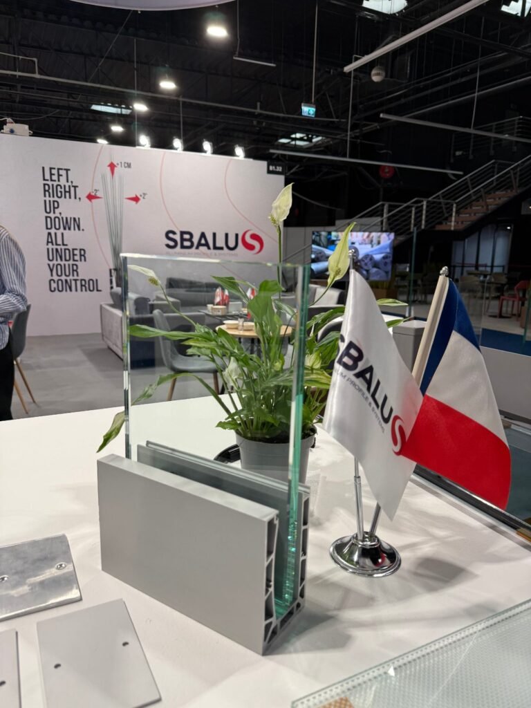 Profil aluminium SBalu pour garde-corps en verre présenté au salon GlassTech Varsovie 2025