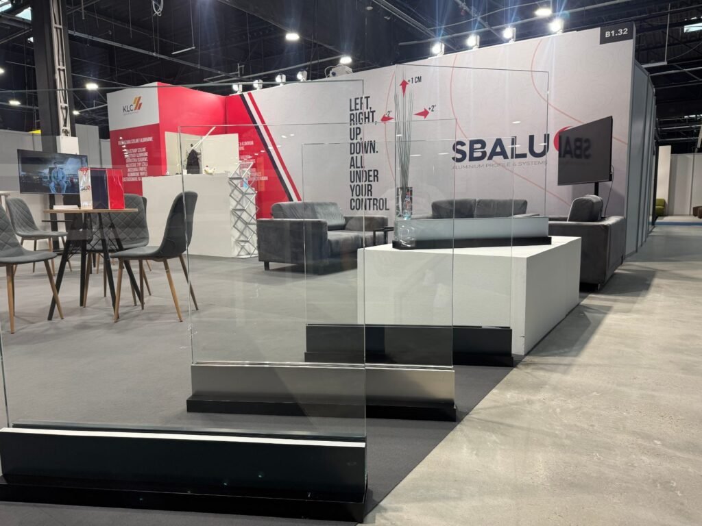 Stand SBalu en salon professionnel : démonstration du réglage du garde-corps en verre SB360
